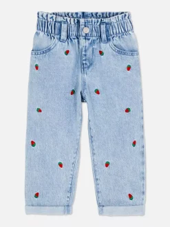 Jeansy z haftem w truskawki