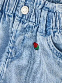 Jeansy z haftem w truskawki