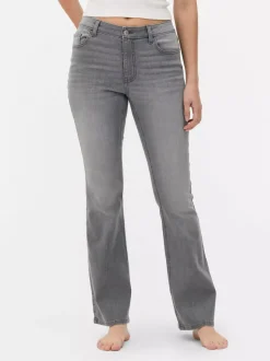 Jeansy z rozszerzanymi nogawkami