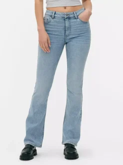 Jeansy z rozszerzanymi nogawkami