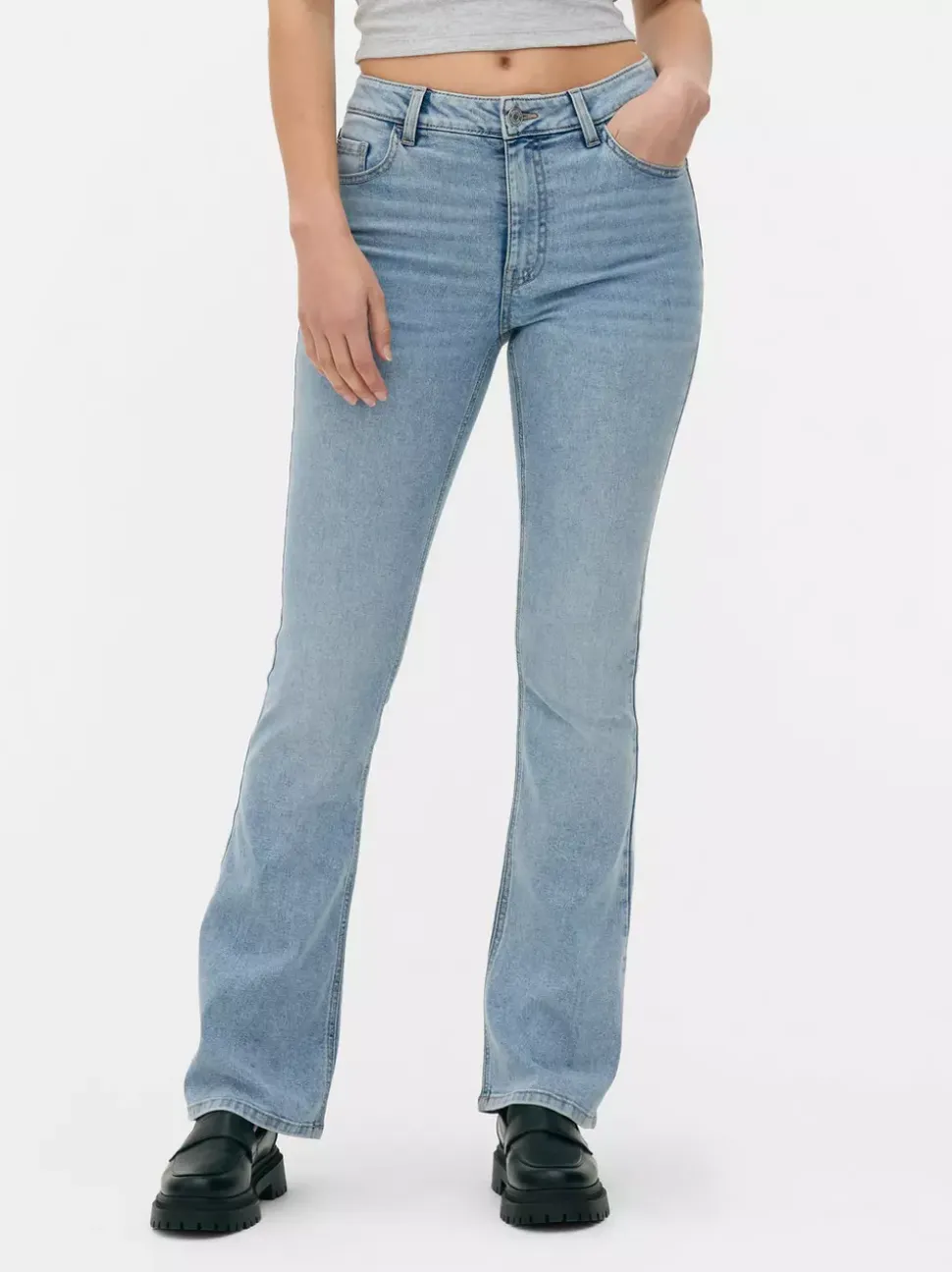 Jeansy z rozszerzanymi nogawkami