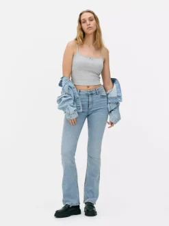 Jeansy z rozszerzanymi nogawkami