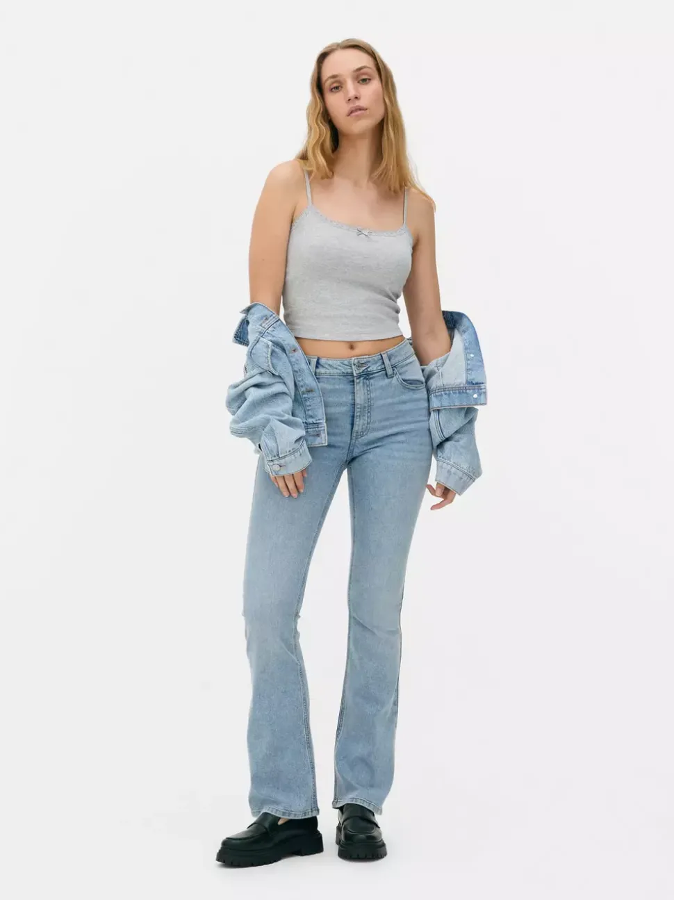 Jeansy z rozszerzanymi nogawkami