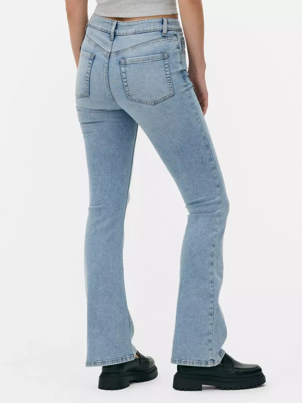 Jeansy z rozszerzanymi nogawkami