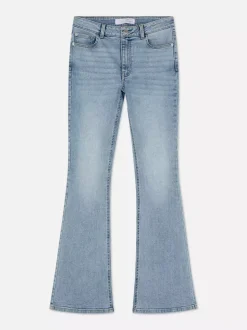 Jeansy z rozszerzanymi nogawkami