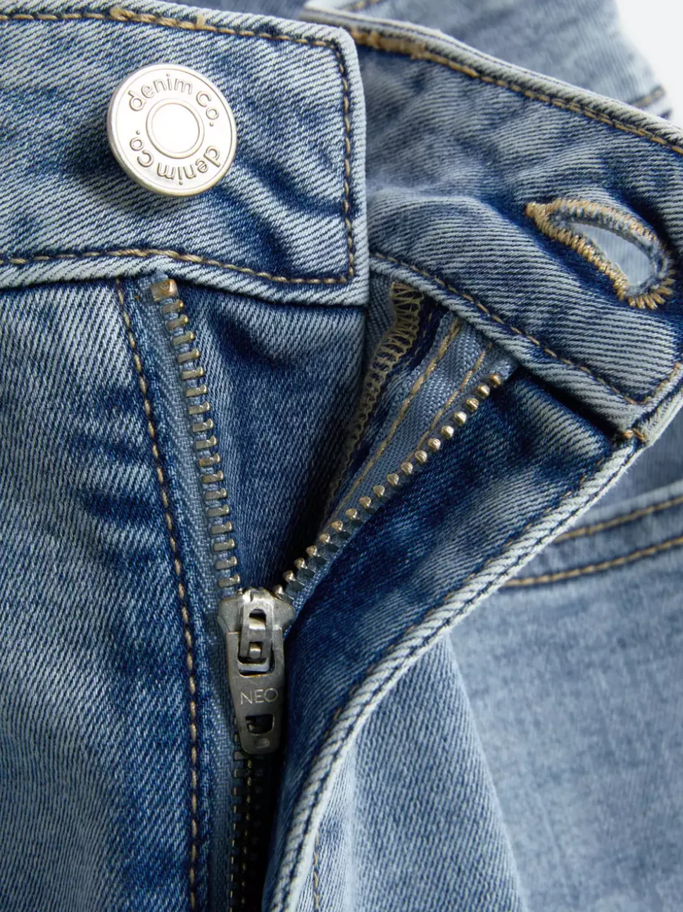 Jeansy z rozszerzanymi nogawkami