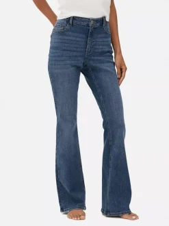 Jeansy z rozszerzanymi nogawkami