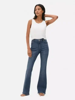 Jeansy z rozszerzanymi nogawkami