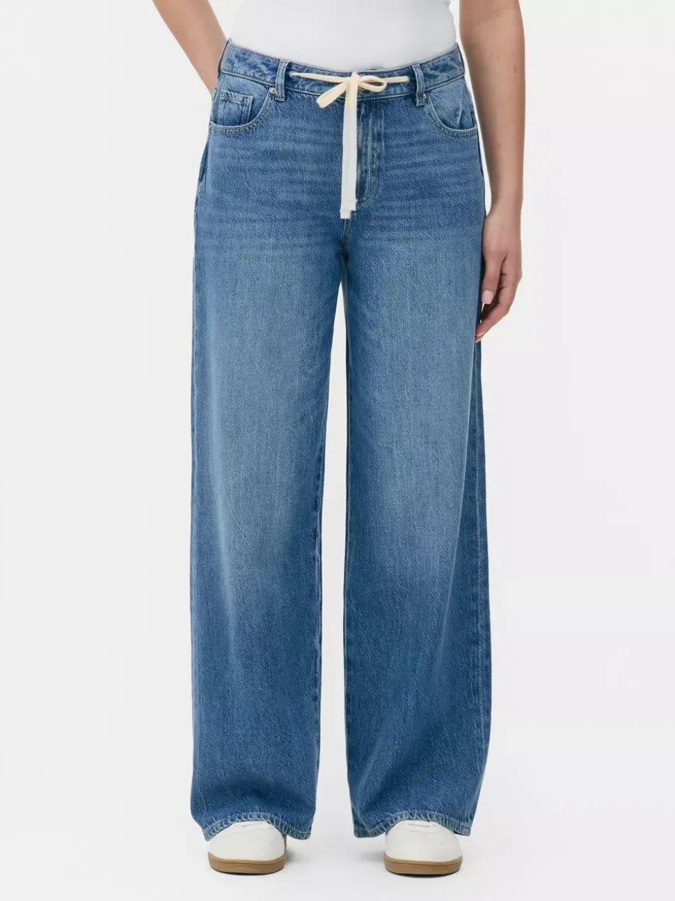 Jeansy z szerokimi nogawkami i wiązaniem w talii