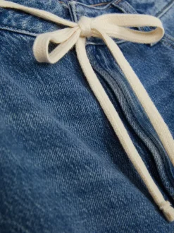 Jeansy z szerokimi nogawkami i wiązaniem w talii