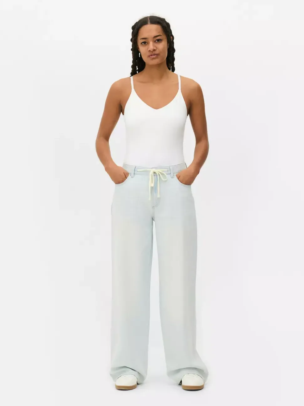 Jeansy z szerokimi nogawkami i wiązaniem w talii