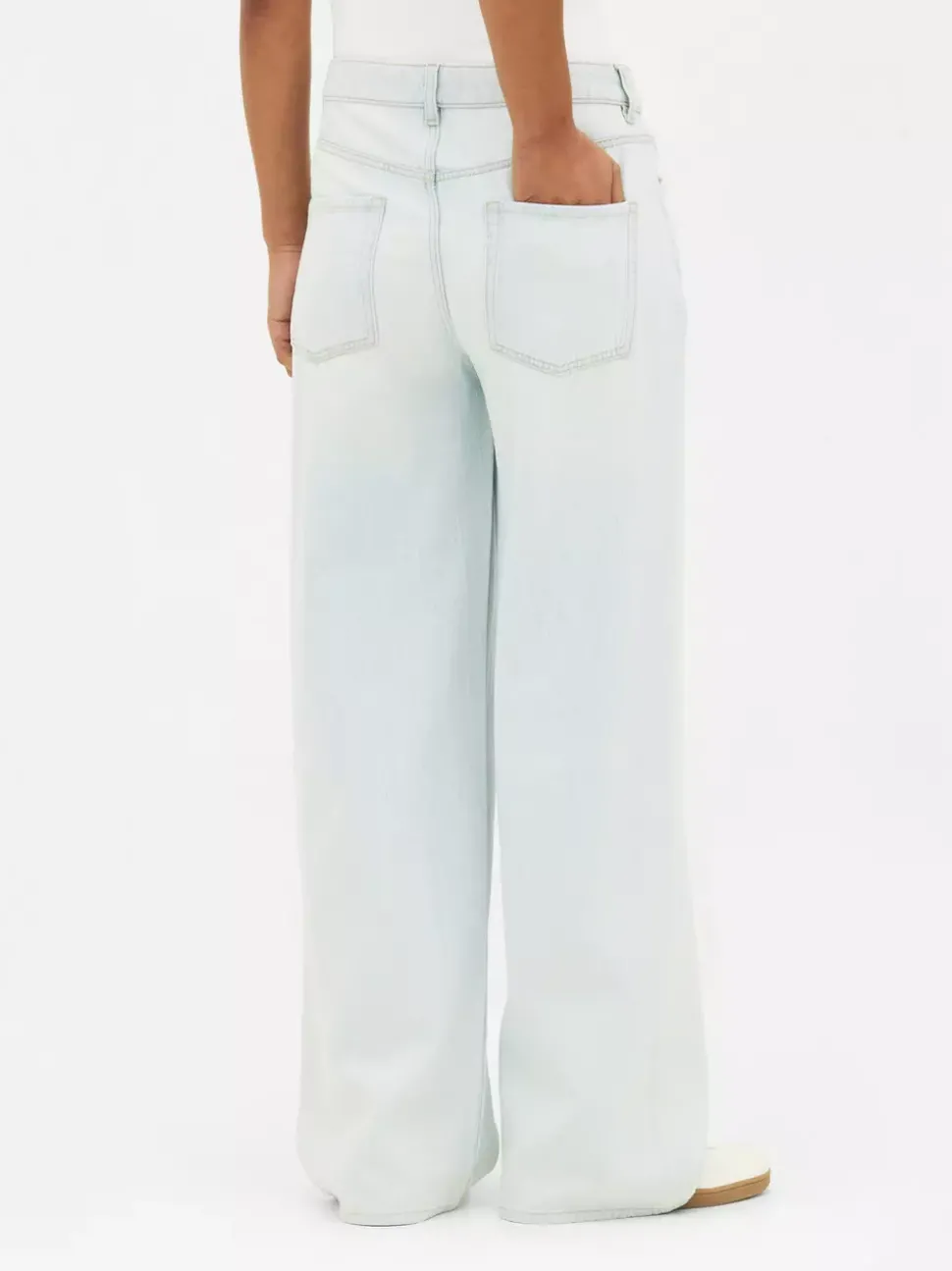 Jeansy z szerokimi nogawkami i wiązaniem w talii