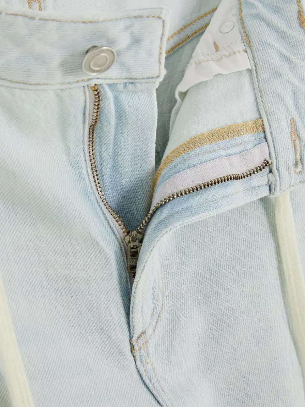 Jeansy z szerokimi nogawkami i wiązaniem w talii