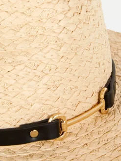 Kapelusz panama z ozdobną klamrą