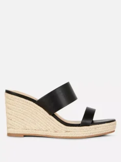 Klapki mule na koturnie z paskiem ze sztucznej skóry