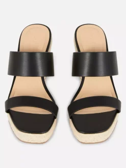 Klapki mule na koturnie z paskiem ze sztucznej skóry