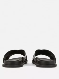 Klapki ze skrzyżowanymi paskami