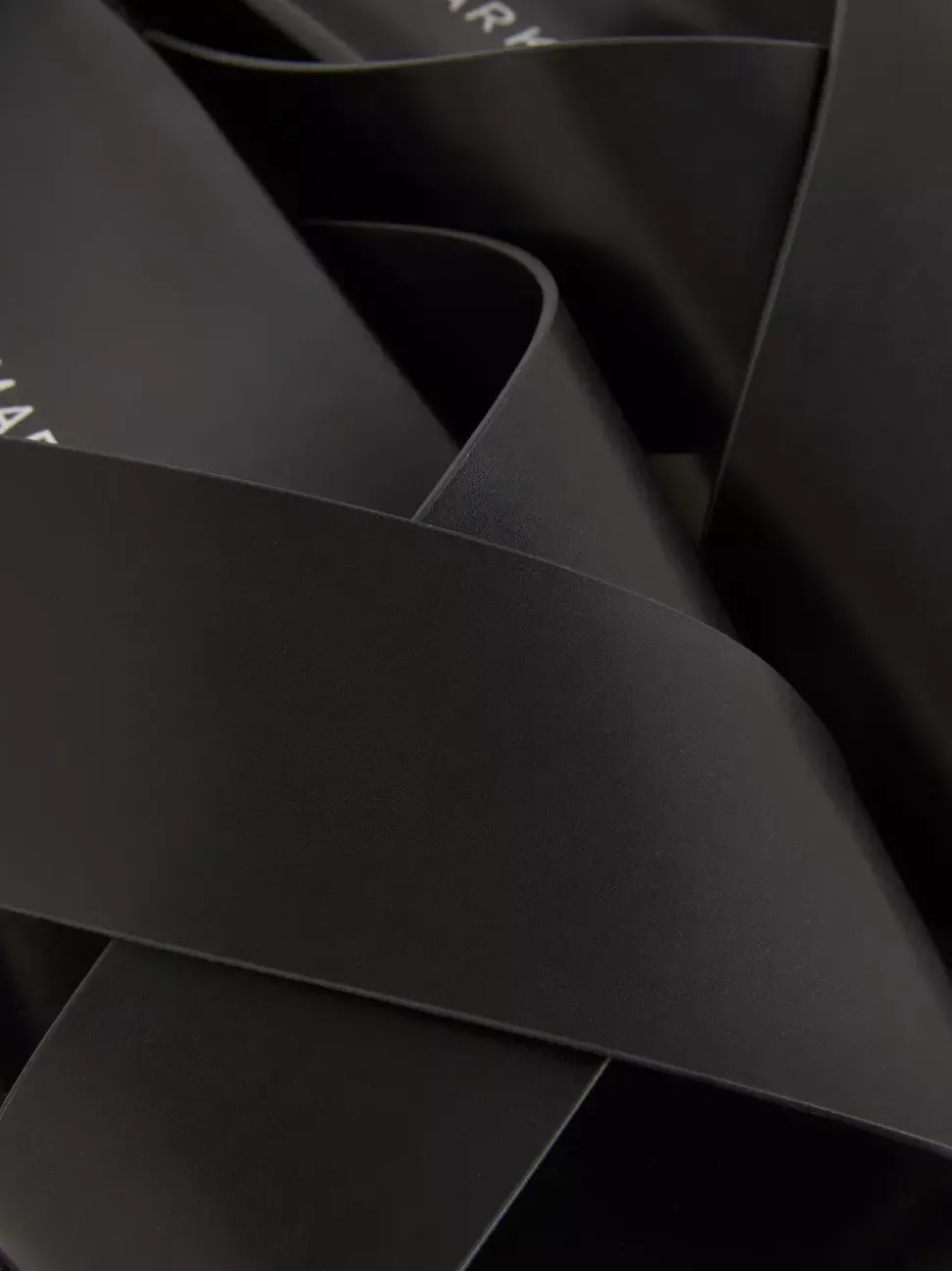 Klapki ze skrzyżowanymi paskami