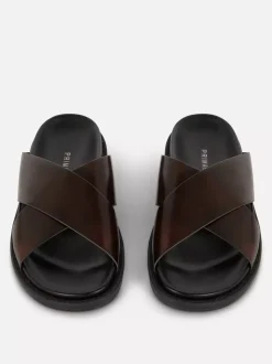 Klapki ze skrzyżowanymi paskami