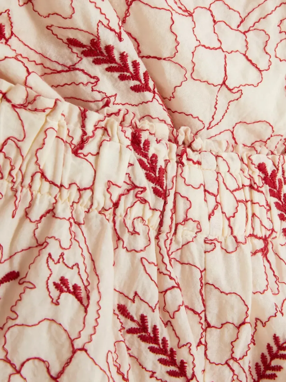 Komplet z topem i szortami z kwiatowym haftem