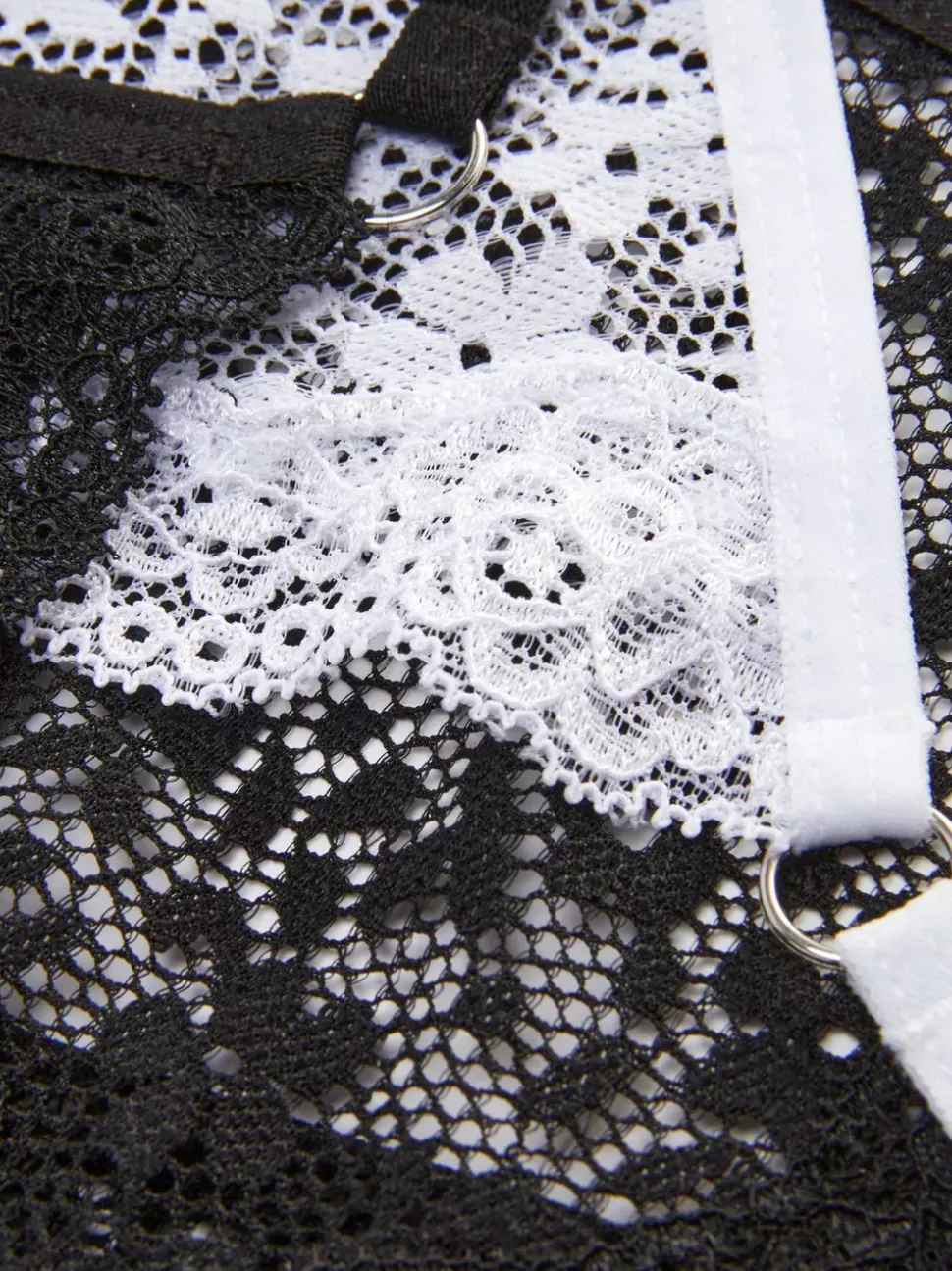 Koronkowe stringi z muszelkowym wykończeniem, 3 pary