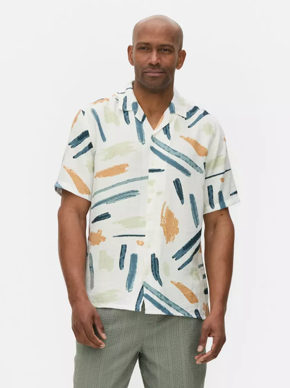 Koszula zapinana na guziki z abstrakcyjnym wzorem