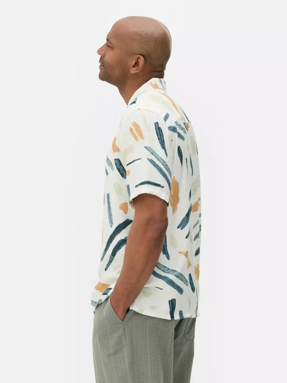 Koszula zapinana na guziki z abstrakcyjnym wzorem