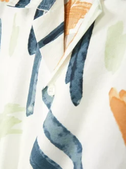 Koszula zapinana na guziki z abstrakcyjnym wzorem