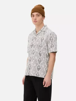 Koszula zapinana na guziki z geometrycznym wzorem