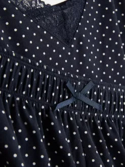 Krótka piżama z koronkowym wykończeniem