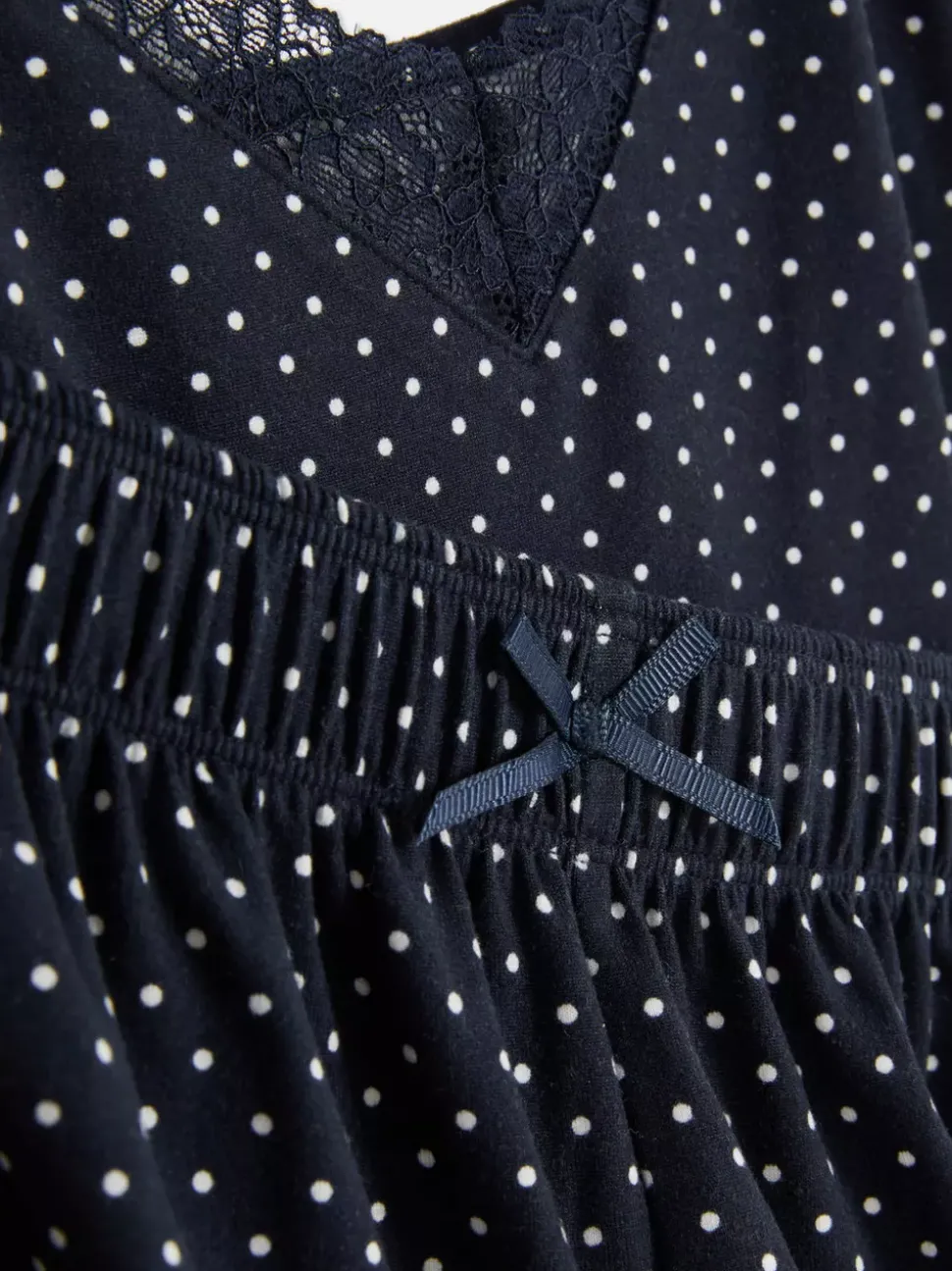 Krótka piżama z koronkowym wykończeniem