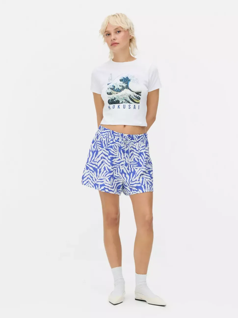 Krótki T-shirt z motywem Wielkiej Fali autorstwa Hokusaia