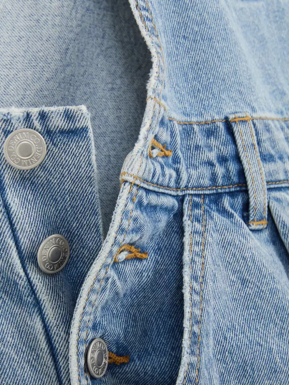 Krótkie ogrodniczki jeansowe