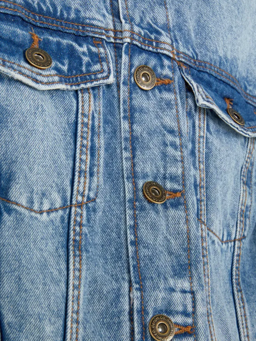 Kurtka jeansowa zapinana na guziki