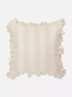 Kwadratowa poduszka w paski z falbankami