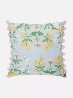 Kwadratowa poduszka z pomponami i kwiatowym wzorem