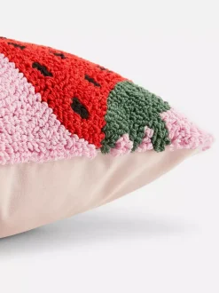 Kwadratowa tuftowana poduszka w truskawki