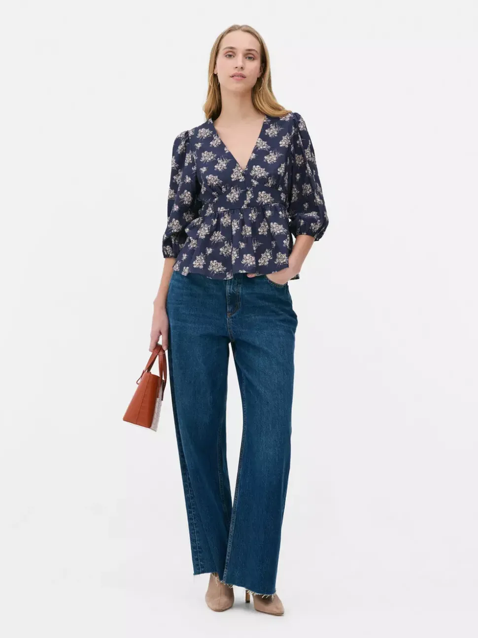 Kwiecista bluzka z dekoltem w serek