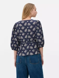 Kwiecista bluzka z dekoltem w serek