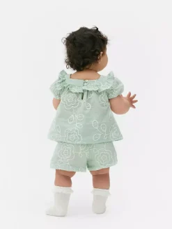 Kwiecista bluzka z falbanką i szorty