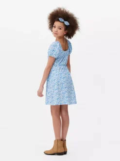 Luźna sukienka w kwiaty z bufiastymi rękawami