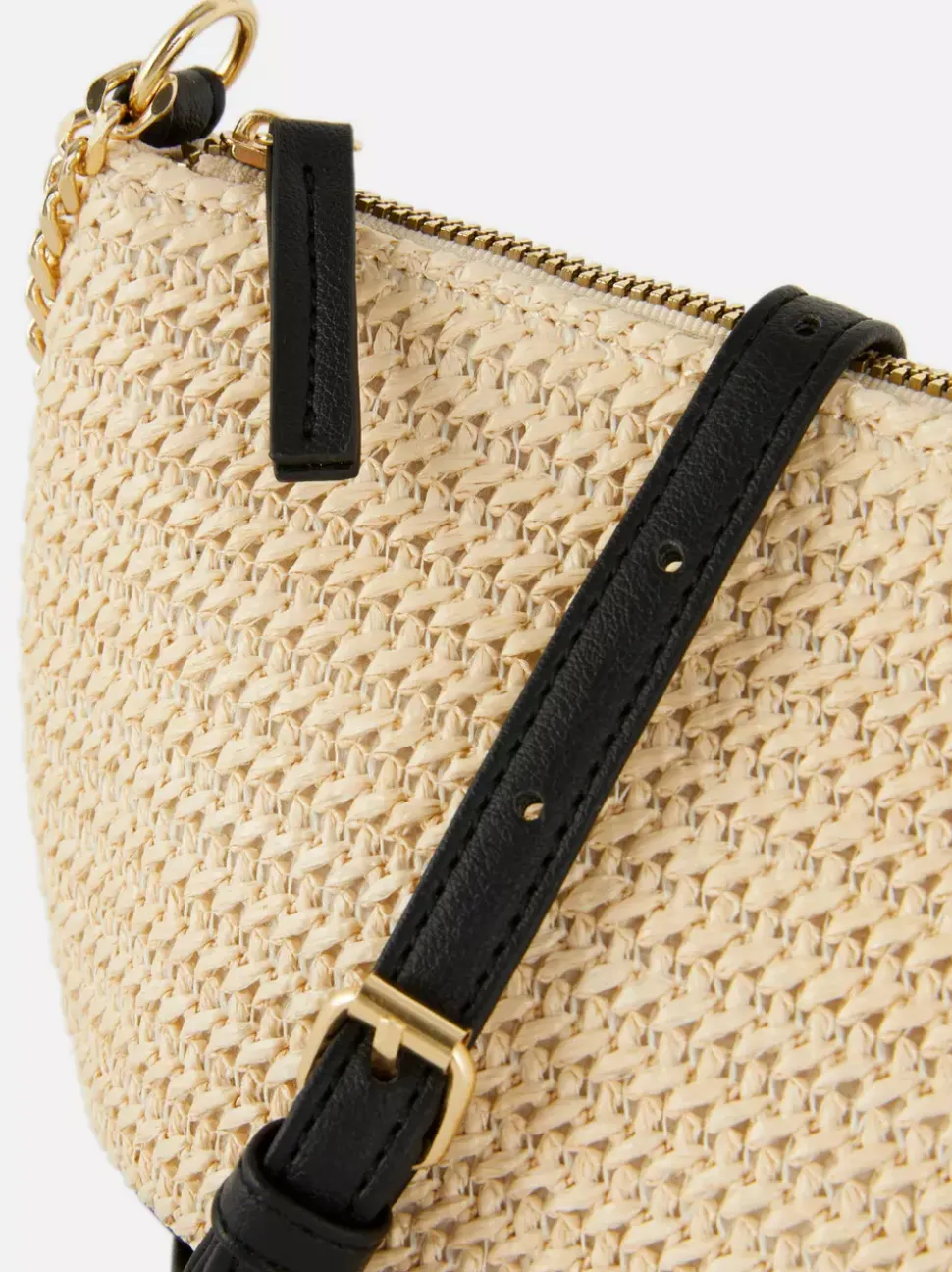 Mała słomiana torebka na ramię z łańcuszkiem