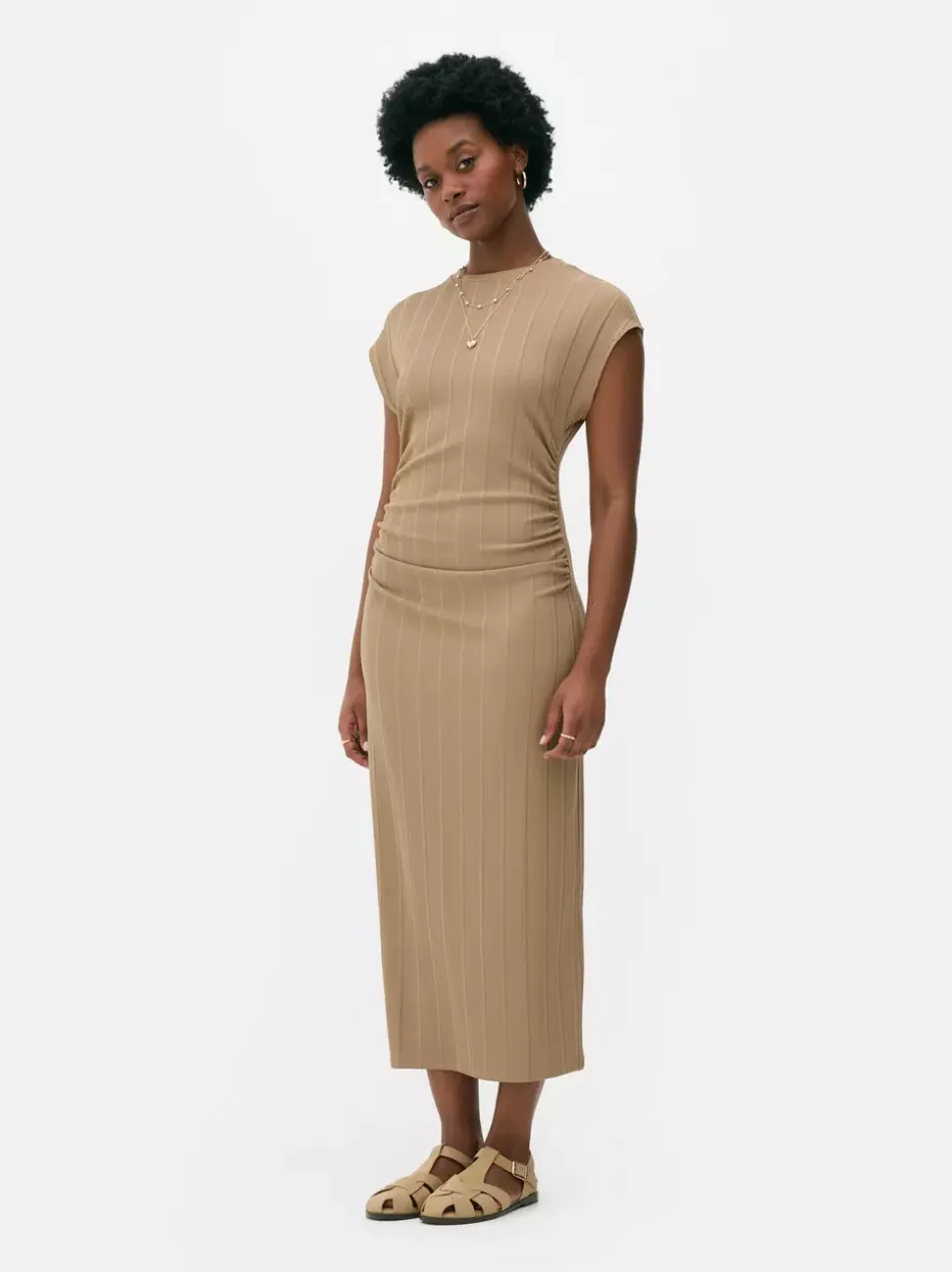 Marszczona sukienka midi z prążkowanej dzianiny