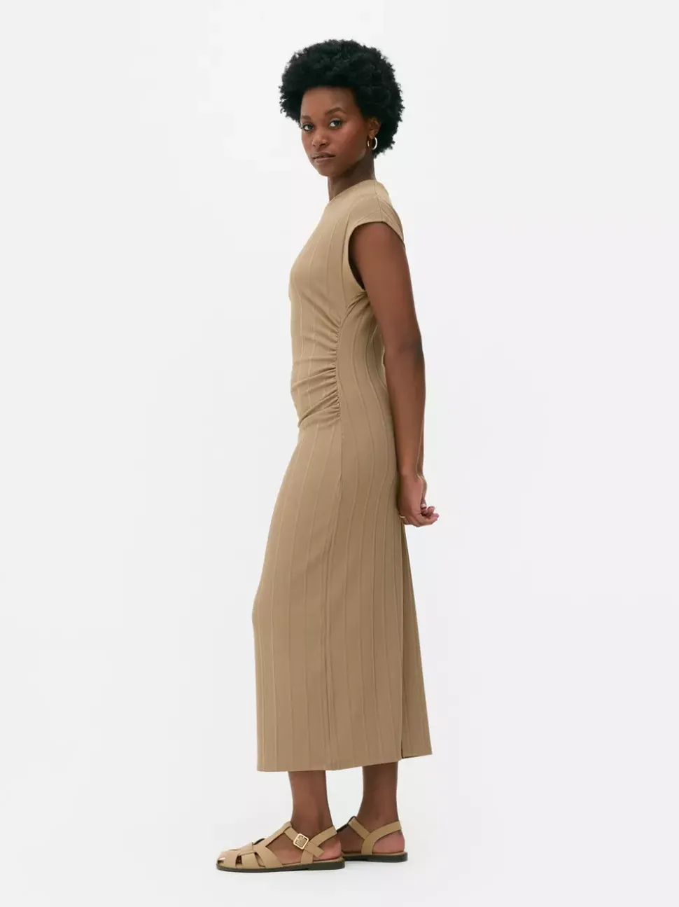 Marszczona sukienka midi z prążkowanej dzianiny