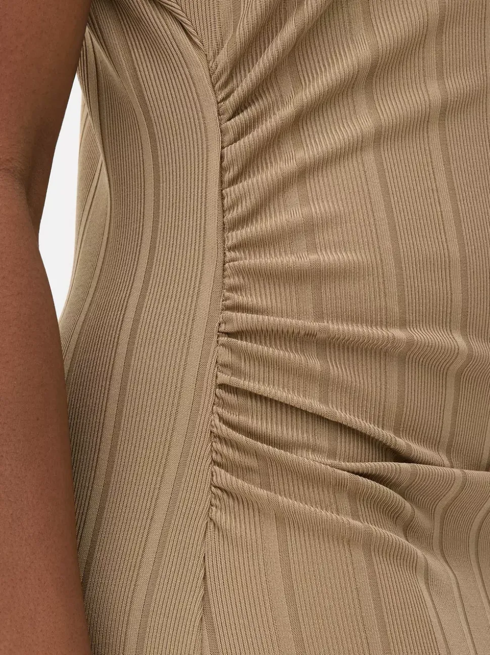 Marszczona sukienka midi z prążkowanej dzianiny