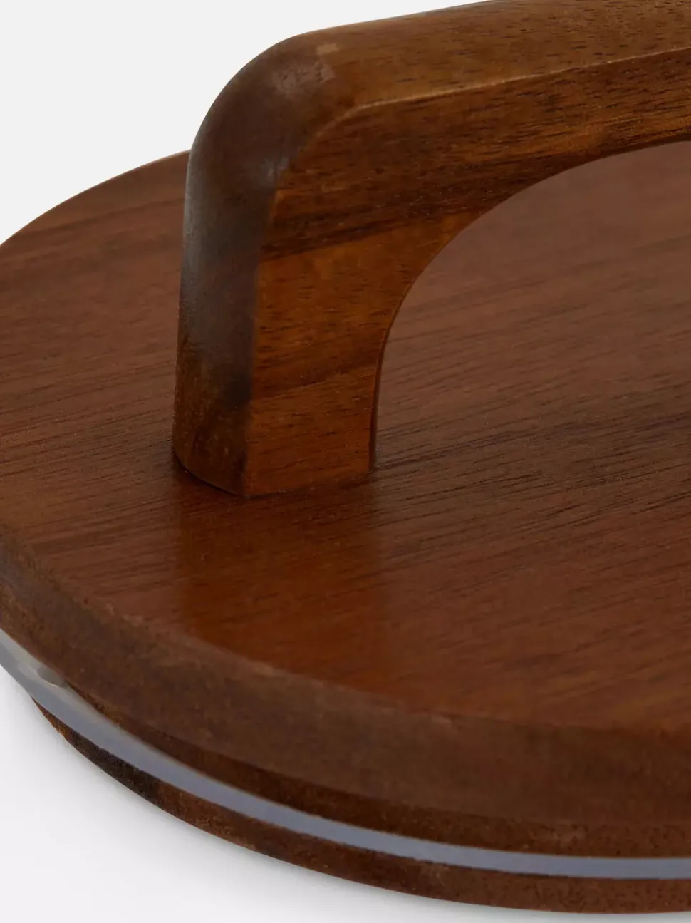 Mały szklany słój do przechowywania z drewnianą pokrywką