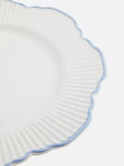 Mały talerz z muszelkowym wykończeniem