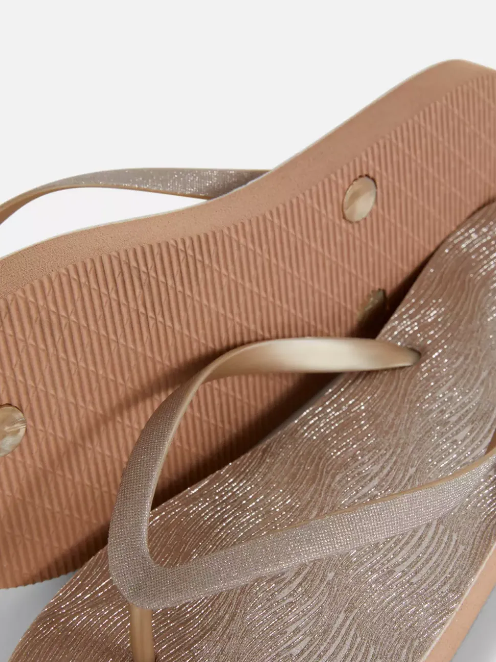 Metaliczne japonki z odkrytymi palcami