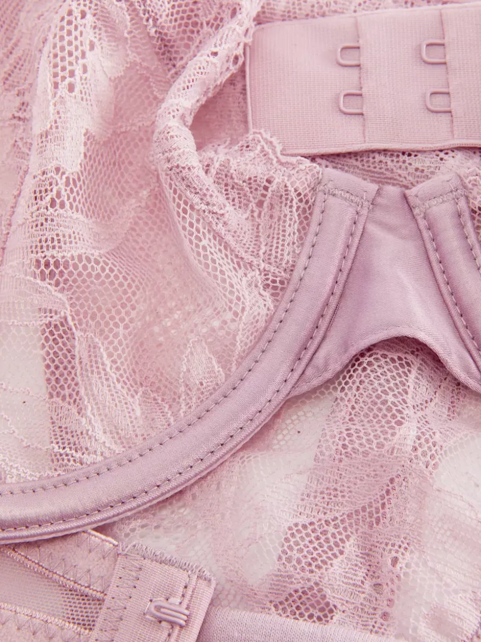 Miękki stanik i stringi z kwiatowym haftem, zestaw