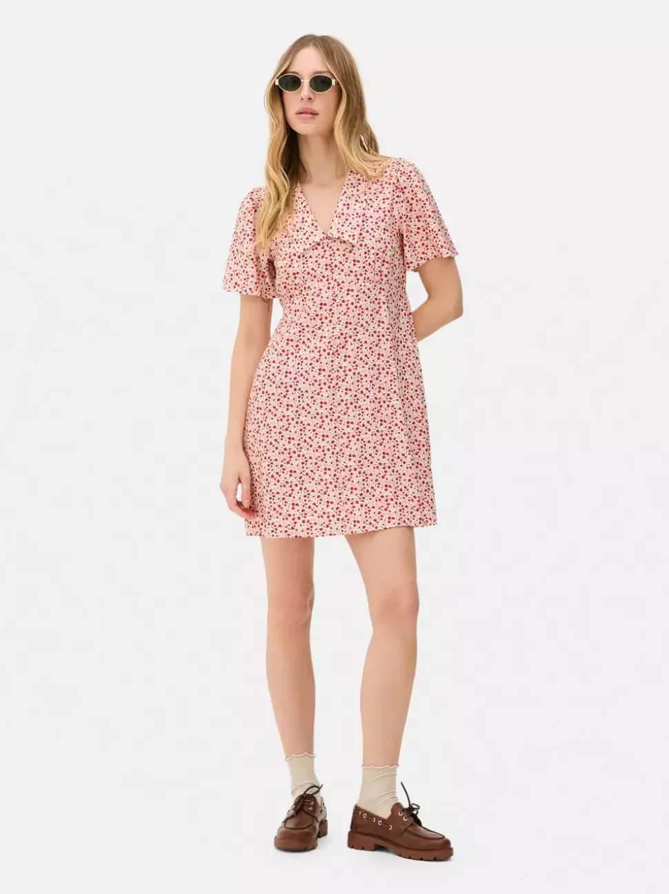 Minisukienka popołudniowa z kołnierzykiem na guzik